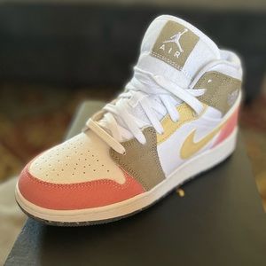 Air Jordan 1 Mid SE (Youth) 6.5, NIB, in excellent condition.